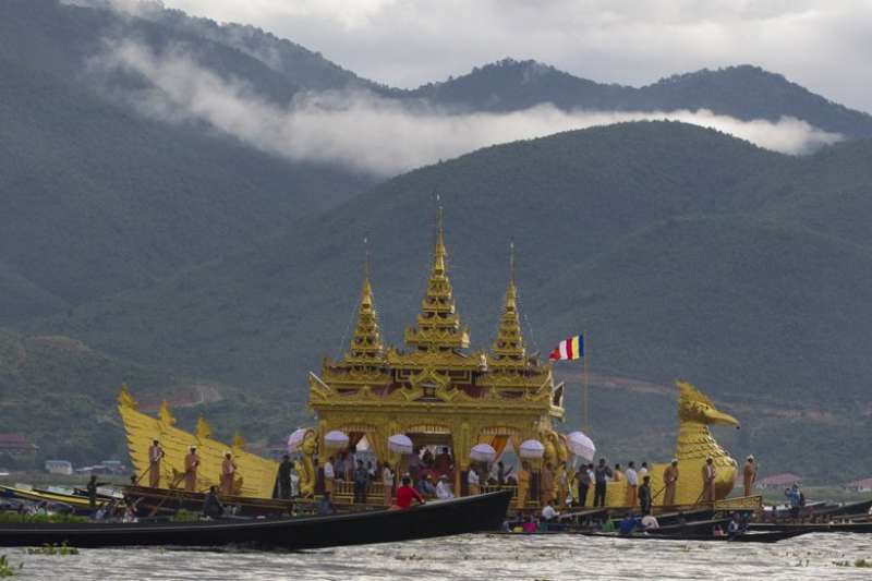 在撣邦（Shan State）南部的茵萊湖（Inle Lake）上，正承載著一艘慶祝年度寶塔節的船隻。（AP）