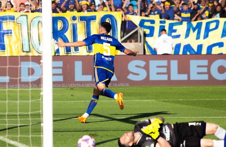 Bullaude sale festejando su gol, de cabeza, el primero de Boca