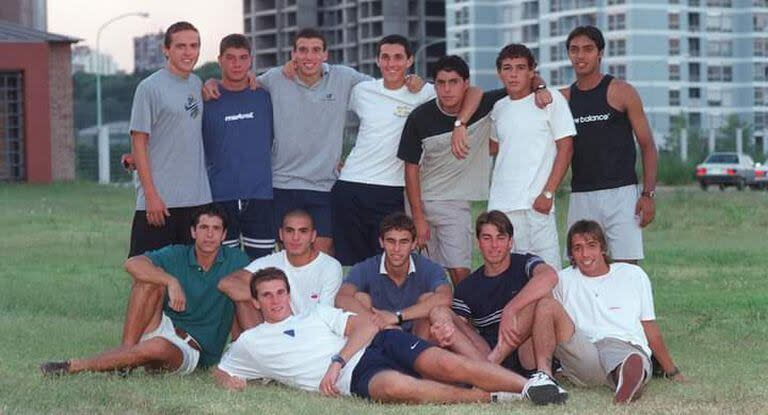 Marco Bahamonde, en el medio, junto a Nicolás Burdisso y el resto de los compañeros que integraron las divisiones inferiores de Boca