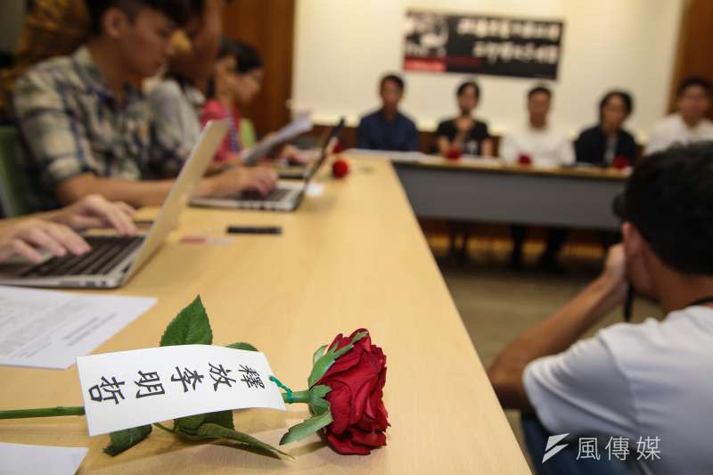 20171002-台灣人權促進會2日召開「李明哲可能已經秘密宣判─因應李明哲案宣判」記者會，並於現場準備寫有「釋放李明哲」的玫瑰花束。（顏麟宇攝）