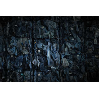 En Allemagne, un mur de jeans dans une entreprise spécialisée dans le recyclage textile depuis 1999. . PHOTO Luca Locatelli