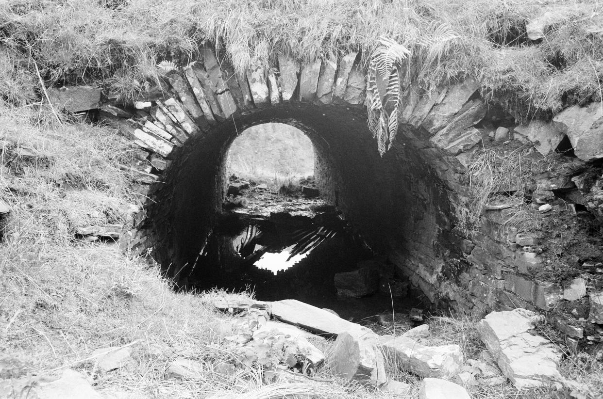 Crime Scene of murder victim Sandra Newton, found murdered on 14th July 1973, it is about four mile (as the crow flies) from Llandarcy, 21st September 1973. The Saturday Night Strangler Case, September 1973. Sixteen-year-olds Geraldine Hughes and Pauline Floyd are found murdered at Llandarcy on Sunday 16th September 1973. The crime would remain unsolved for nearly 30 years. Detective Chief Inspector Paul Bethell reviewed the cold case in 2000. (Photo by Harry Fox/Mirrorpix/Getty Images)