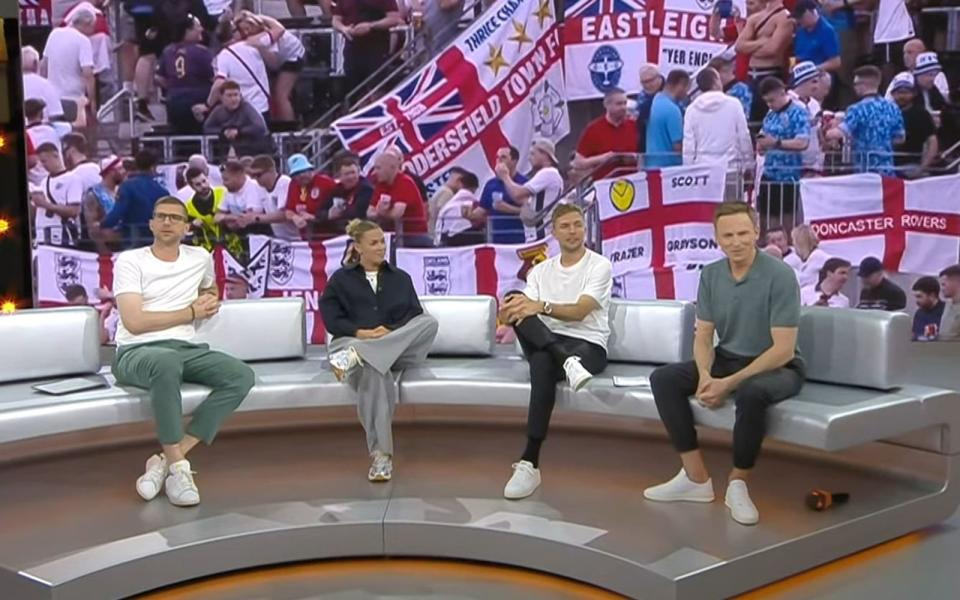 Sie sprachen im ZDF über das Spiel England gegen Dänemark, von links: Per Mertesacker, Laura Freigang, Christoph Kramer und Jochen Breyer. (Bild: ZDF)