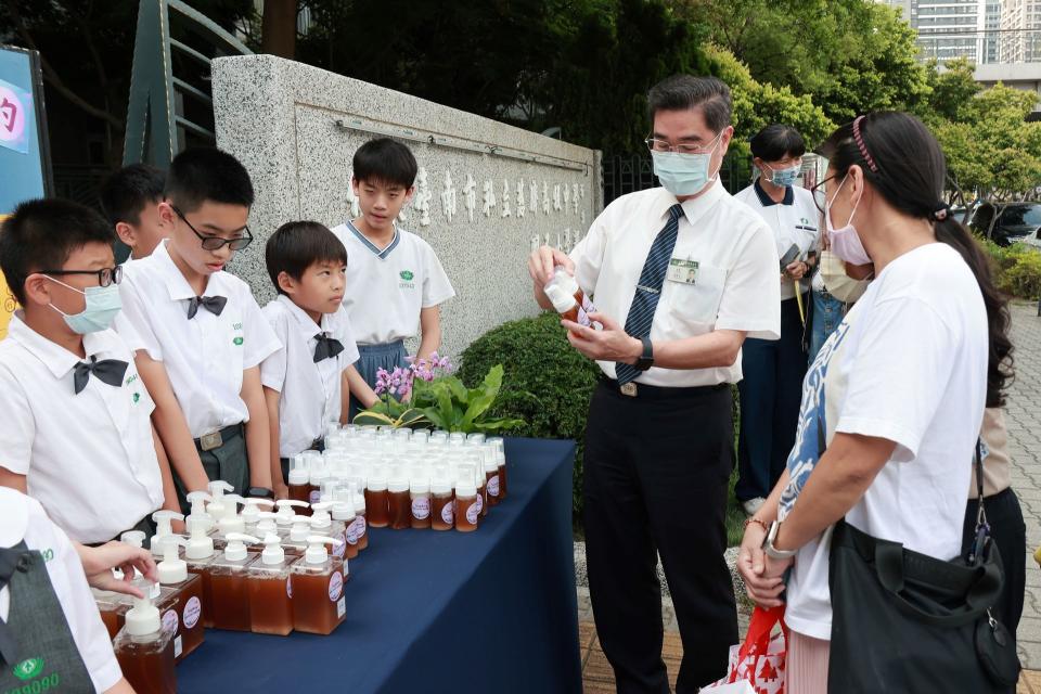 校長親自到場關心義賣活動，跟家長們介紹。