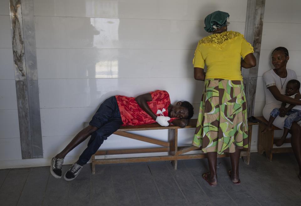 ARCHIVO - Marc Baptiste descansa en un banco tras ser atendido en una sala de urgencias de Médicos Sin Fronteras en el vecindario de Cite Soleil en Puerto Príncipe, el viernes 19 de abril de 2024. Baptiste dijo que policías en un vehículo blindado le habían disparado el día anterior cuando recogía madera para vender como leña en una zona controlada por pandillas. (AP Foto/Ramón Espinosa, Archivo)