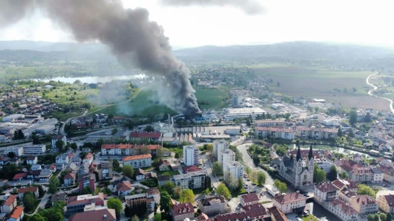 Une fumée noire au-dessus d'une usine chimique après une explosion, le 12 mai 2022 à Kocevje, en Slovénie (AFP/Mitja Ofak)