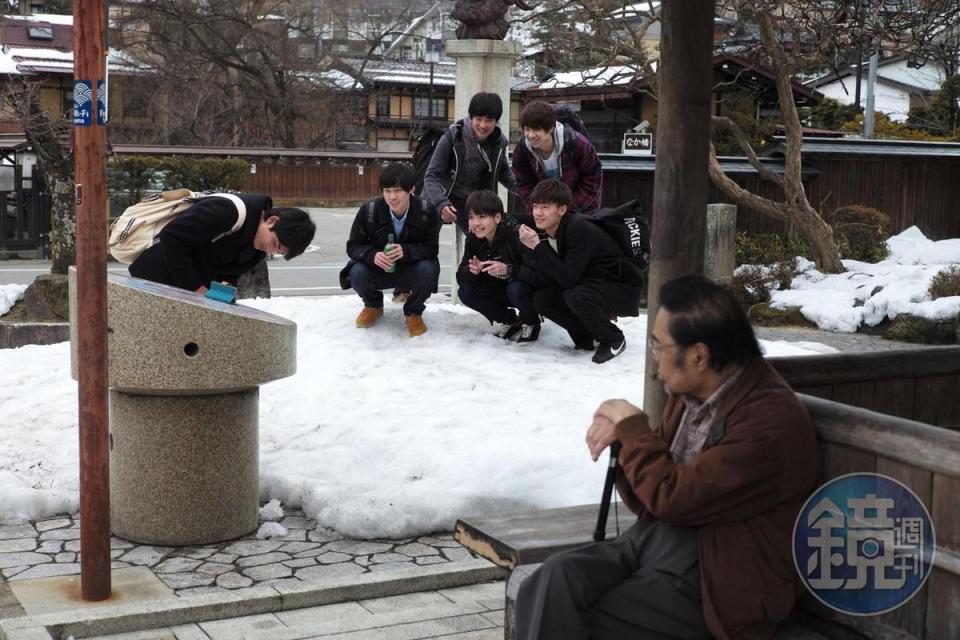 在雪地裡開心合照的日本少年。