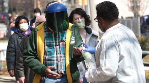 En Wisconsin distribuyeron desinfectante de manos antes de la votación de las primarias.