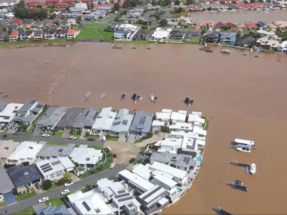 <p>Una imagen fija tomada de un video muestra un área inundada luego de fuertes lluvias en Port Macquarie, Nueva Gales del Sur, Australia, 20 de marzo de 2021. </p> (Alex McNaught, roving-rye.com fotografía / vía REUTERS )