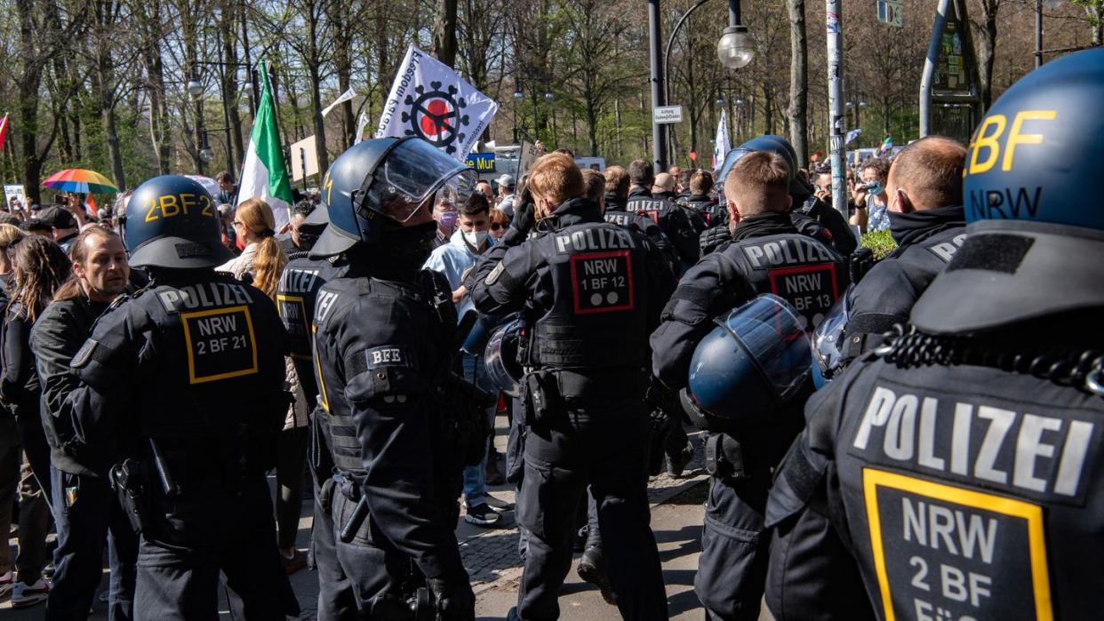 Einsatzkräfte der Polizei stehen auf der Straße des 17. Juni.