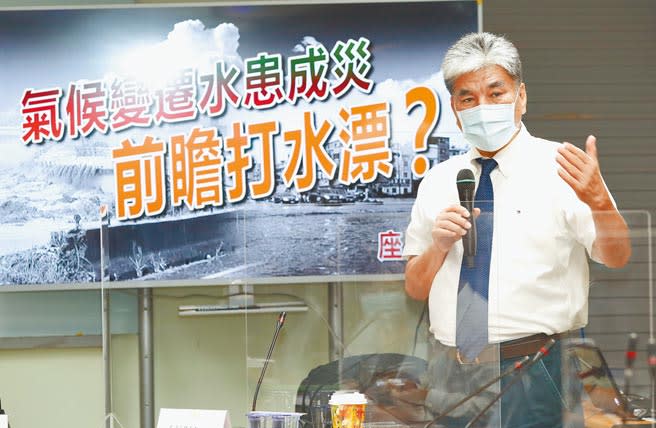 國家政策研究基金會24日舉行《氣候變遷水患成災 前瞻打水漂？》座談會，國立臺灣大學土木工程系教授李鴻源(見圖)，針對極端氣候引起水災，表示沒辦法再花幾十億來做防洪，應該從國土規畫及各地方合作，做好基礎建設才能將災害降低。(陳俊吉攝)