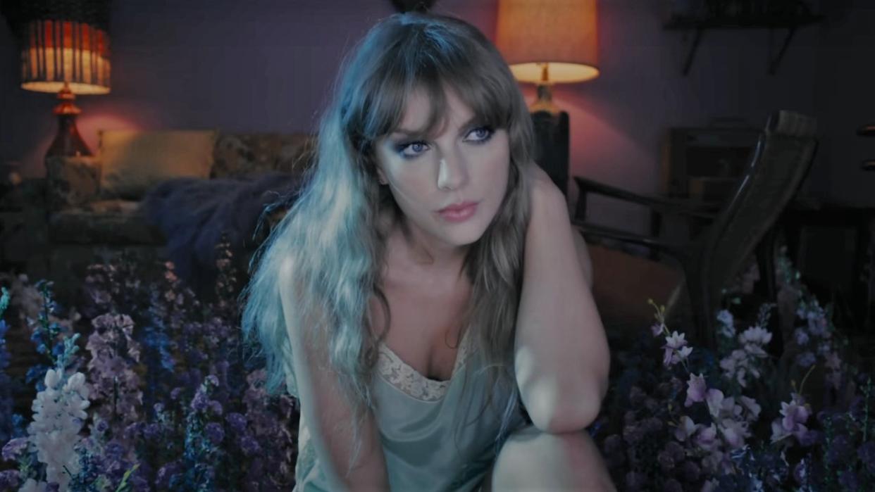  Taylor Swift in "Lavendar Haze" music video. 