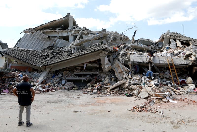 A Amatrice, dans le centre de l'Italie. L'espoir de retrouver des survivants après le puissant séisme qui a frappé mercredi matin l'Italie s'amenuisait vendredi alors que le bilan s'établissait à 281 morts et près de 400 blessés. /Photo prise le 24 août 2016/REUTERS/Ciro De Luca