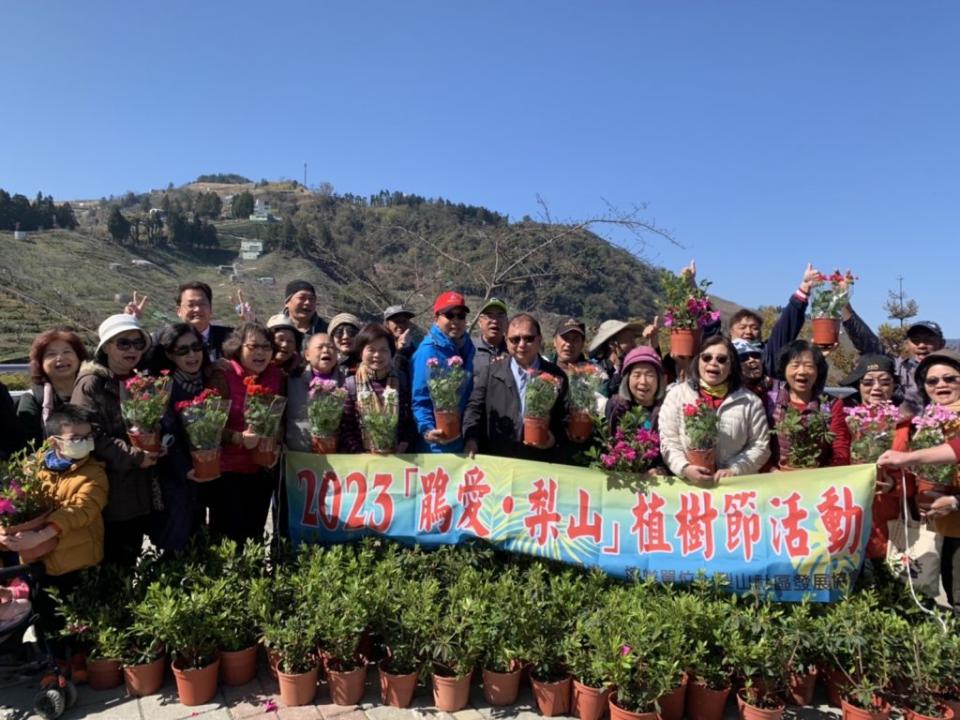 觀光局參山國家風景區管理處在梨山櫻緣丘辦理「鵑愛.梨山」植樹節活動。（記者徐義雄攝）