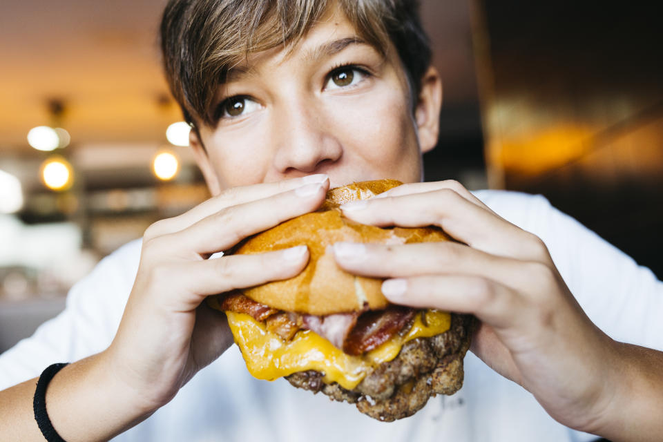 A pesar de décadas de investigación, aún persiste la incertidumbre sobre si los beneficios en la longevidad observados en animales con las restricciones de alimentación pueden extrapolarse a los seres humanos. Foto: Getty Images. 