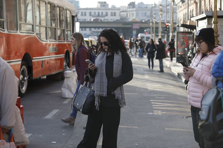 Mucha gente estuvo esperando largos minutos hasta poder conseguir un taxi o remis