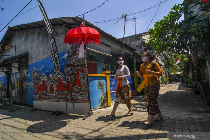 Sejumlah warga melintasi kawasan kampung Bali, Harapan Jaya, Bekasi, Jawa Barat, (9/9/2020). Pemerintah setempat berencana mengembangkan wilayah tersebut sebagai tempat wisata budaya untuk masyarakat. ANTARA FOTO/ Fakhri Hermansyah/foc. (ANTARA FOTO/Fakhri Hermansyah)