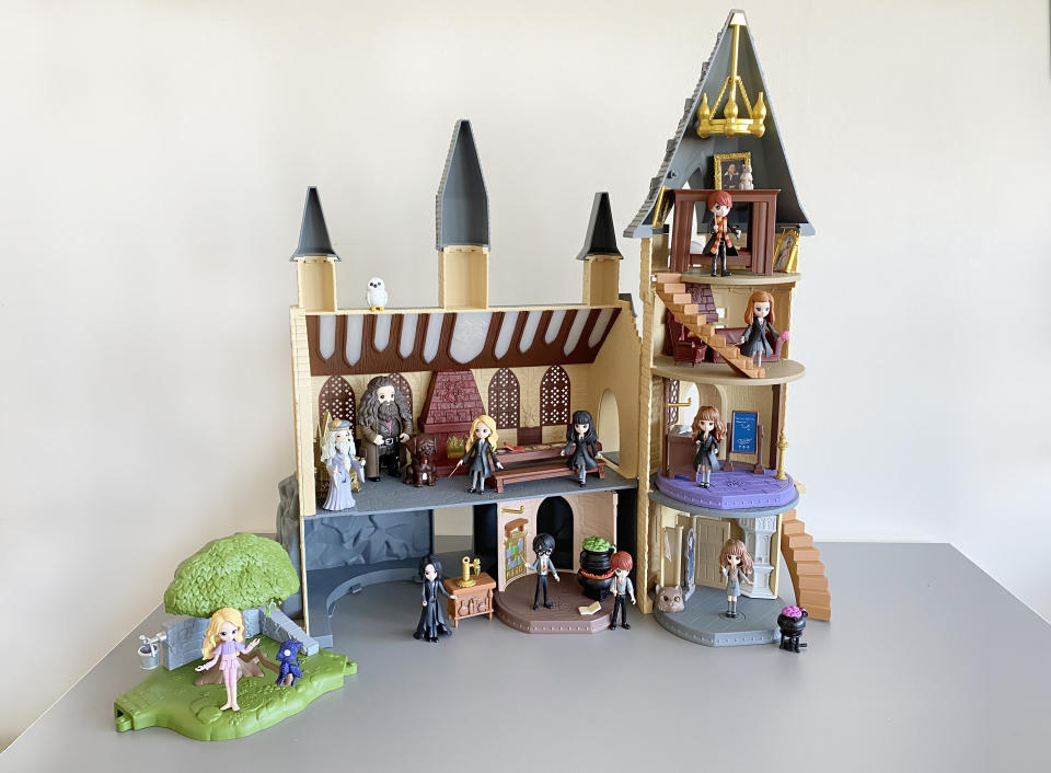 Go inside your favorite magical school with Spin Master's Magical Minis Hogwarts Castle small dolls and playsets (Photo: Spin Master)