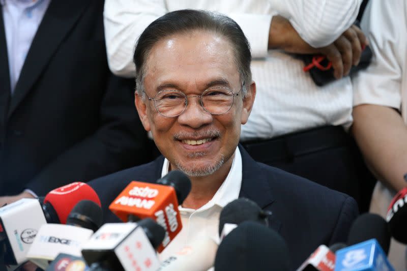 El político malayo Anwar Ibrahim sonríe durante una rueda de prensa en Petaling Jaya, Malasia, el 26 de febrero de 2020