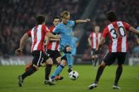 Football Soccer - Athletic Bilbao v Barcelona - Spain King's Cup- San Mames stadium, Bilbao, Spain - 20/01/16 Athletic Bilbao's Benat Etxebarria (L), Inigo Lekue (R) and Barcelona's Ivan Rakitic in action. REUTERS/Vincent West