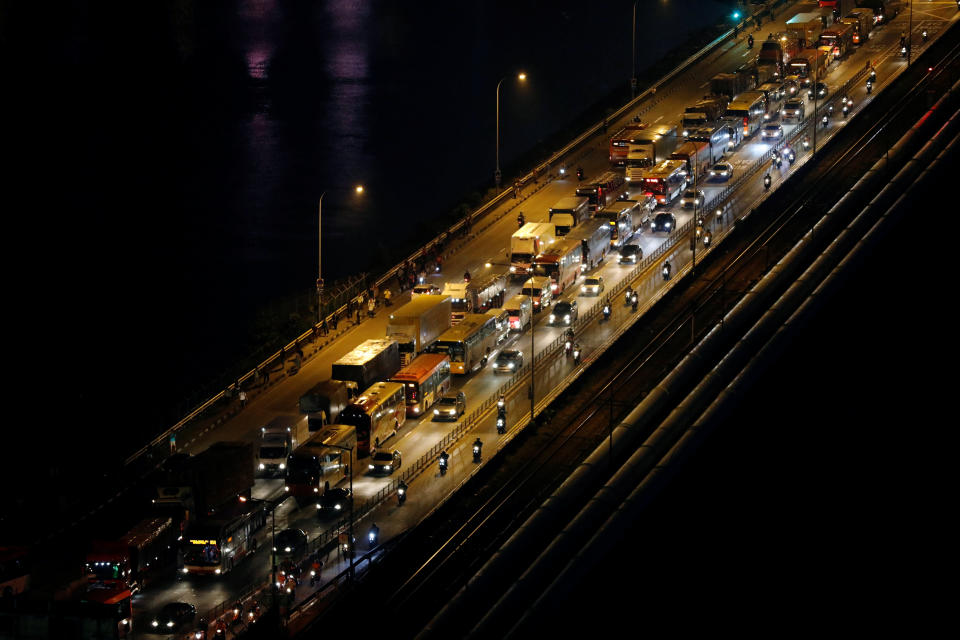 Commuters cross the causeway from Malaysia during morning rush hour in Singapore June 16, 2017. REUTERS/Edgar Su TPX IMAGES OF THE DAY