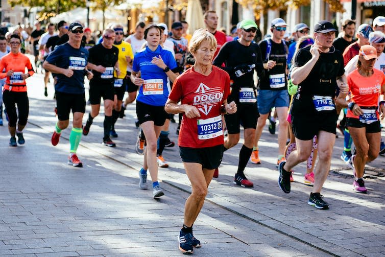 Un groupe de coureurs participant à un marathon.