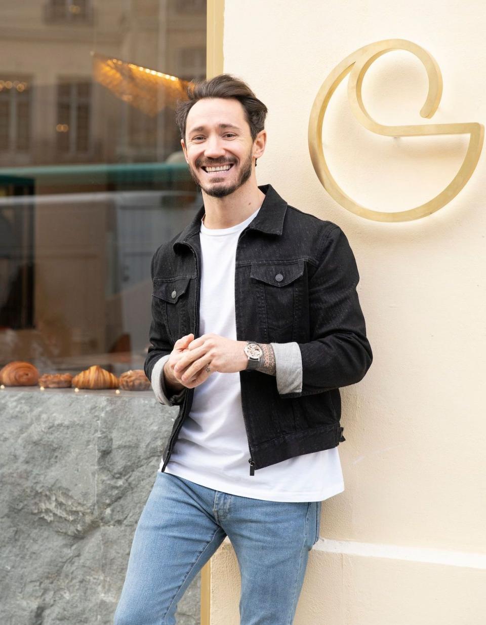 Cédric Grolet devant sa boutique