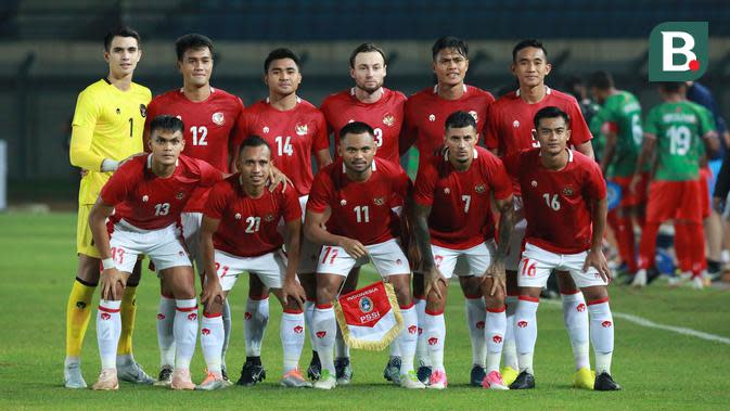 Starting line-up Timnas Indonesia berfoto sebelum dimulainya laga uji coba FIFA Matchday antara Timnas Indonesia menghadapi Bangladesh di Stadion Si Jalak Harupat, Bandung, Rabu (1/6/2022) malam WIB. (Bola.com/M. Iqbal Ichsan)