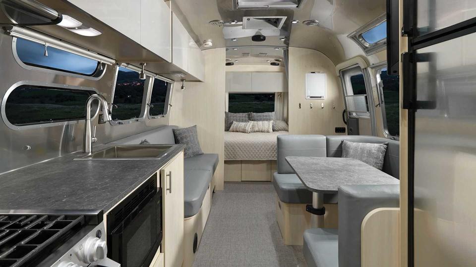 徜徉在大自然美景中工作─Airstream 推出行動辦公室露營車屋