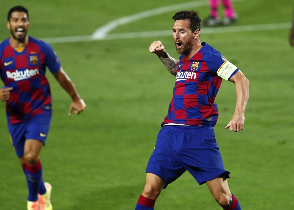 Lionel Messi del Barcelona celebra tras anotar el segundo gol del cuadro español durante el partido de vuelta de los octavos de final de la Liga de Campeones contra el Napoli, el sábado 8 de agosto de 2020, en Barcelona. (AP Foto/Joan Monfort)