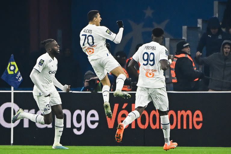 Con la camiseta 70, Alexis Sánchez festeja la apertura del marcador frente a Monaco