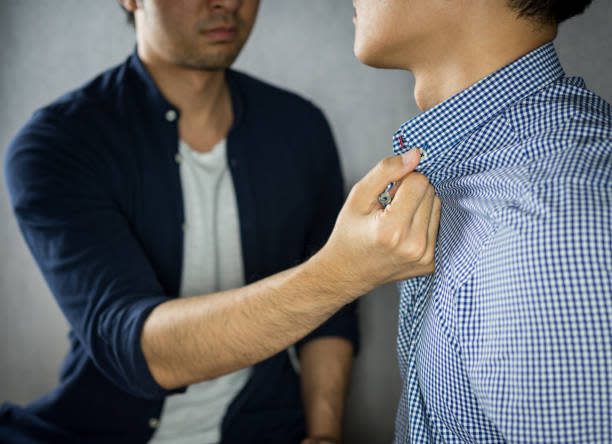 一名男子不爽同事講自己壞話，便緊抓對方衣領不放。（圖／示意圖／取自Pixabay）