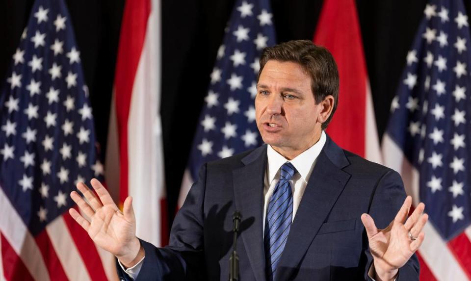 El gobernador de la Florida, Ron DeSantis, responde a preguntas de los medios durante una conferencia de prensa en la Secundaria Christopher Columbus, el lunes 27 de marzo de 2023, en Miami, Florida. La conferencia de prensa se llevó a cabo para anunciar la firma de DeSantis de una expansión de cupones para escuelas privadas, el HB1, que permite que más niños en edad escolar de la Florida sean elegibles para cupones escolares financiados por los contribuyentes.