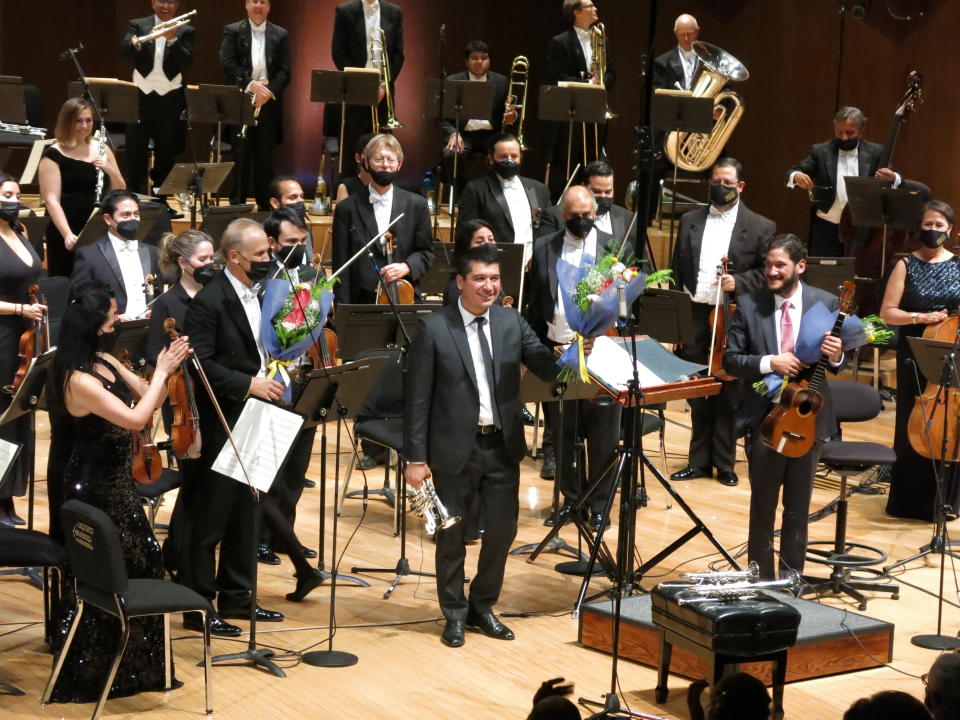 ARCHIVO - El trompetista venezolano Pacho Flores sostiene un ramo de flores al recibir los aplausos del público tras un concierto con la Orquesta Sinfónica de Minería en la Ciudad de México el 19 de agosto de 2022. Flores rinde homenaje a la música latinoamericana en su álbum "Estirpe". (Foto AP/Berenice Bautista, archivo)