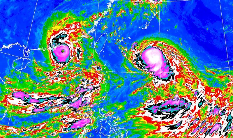 台灣被兩個颱風（左-蘇拉、右-海葵）包夾。（圖／翻攝自鄭明典FB、氣象局網站）