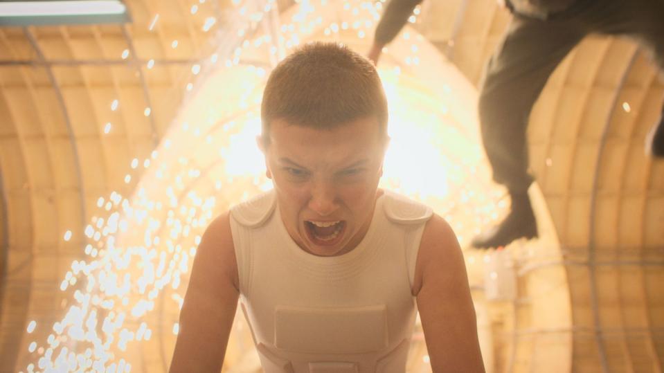 Eleven (Millie Bobby Brown) und ihre Freunde aus "Stranger Things" kehren am 27. Mai auf Netflix zurück. Der Trailer zur vierten Staffel der Mystery-Erfolgsserie ließ bereits Schlimmes erahnen: Explosionen und düstere Sequenzen deuten auf ein Massaker in Hawkins hin. Auch ein alter Bekannter könnte zurückkehren: der totgeglaubte Polizeichef Jim Hopper (David Harbour). (Bild: Netflix)