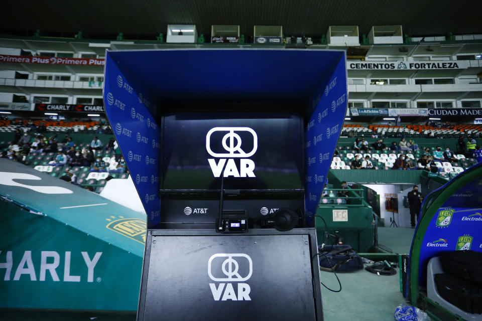 El VAR se ha convertido en uno de los enemigos públicos del futbol mexicano, pues su utilidad resta demasiado tiempo de juego y, en varios casos, los árbitros no modifican sus decisiones tomadas (Foto de: Leopoldo Smith/Getty Images)