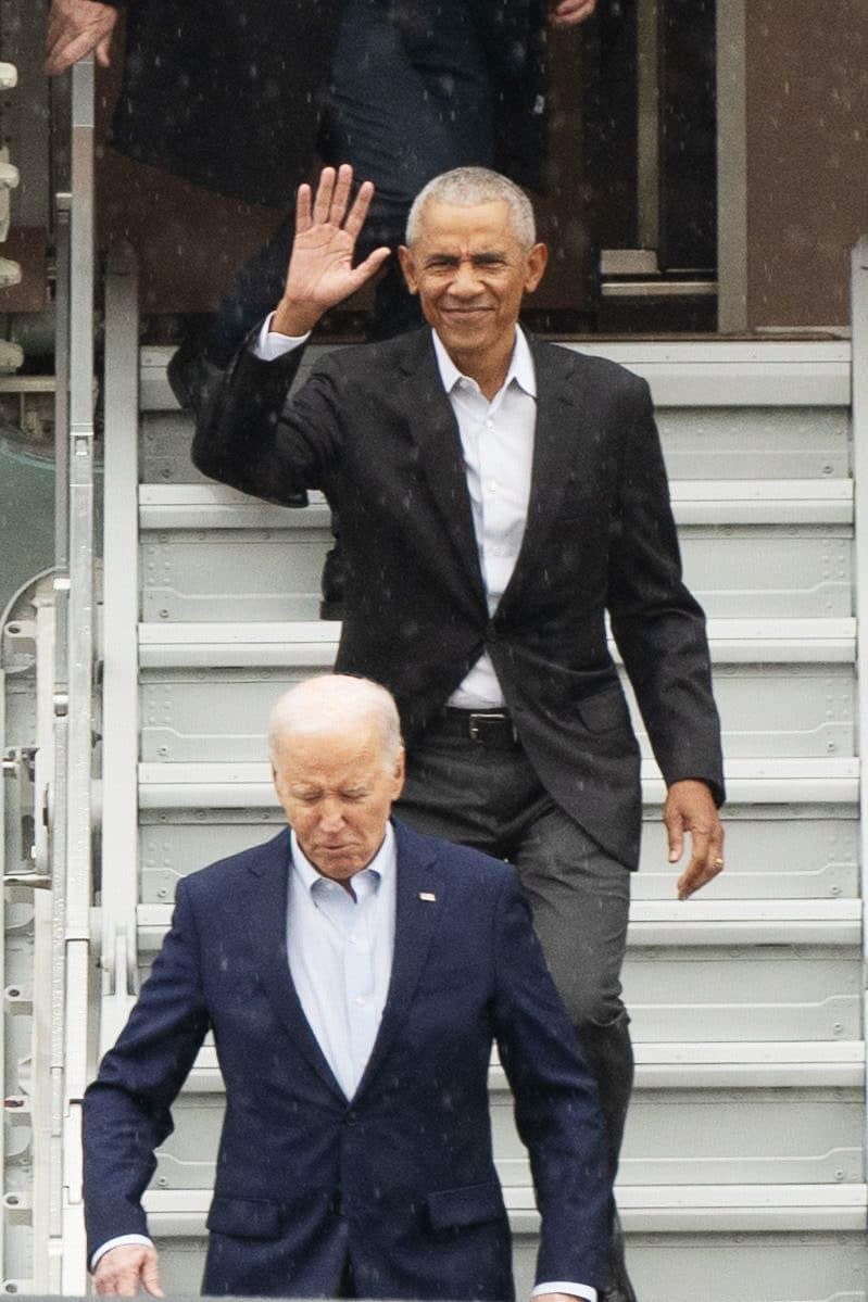 Mr Biden and Mr Obama arriving in New York on Air Force One