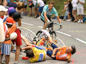 Glück im Unglück: 2003 touchierte Lance Armstrong die Tasche eines am Straßenrand stehenden Zuschauers. Der US-amerikanische Rennradfahrer stürzte zusammen mit seinem Konkurrenten Iban Mayo und musste das Bike wechseln. Trotz Unfalls konnte Lance Armstrong allerdings wieder aufschließen und die Pyrenäen-Etappe nach Luz Ardiden für sich entscheiden. (Bild-Copyright: Bernard Papon/Pool/AP Photo)