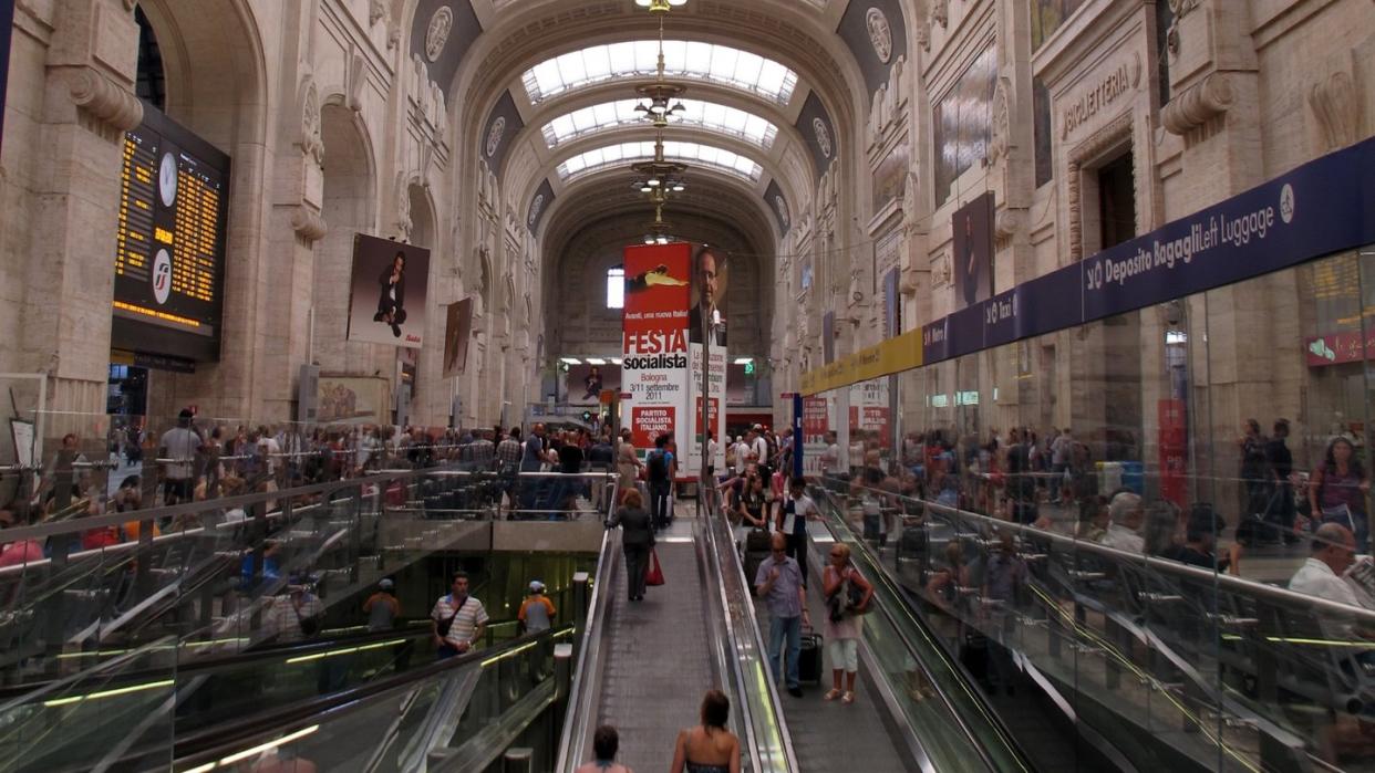 Bewegungen von Menschen und eine oft beeindruckende Architektur machen Bahnhöfe - hier die Stazione di Milano Centrale in Mailand - zu ausgezeichneten Fotomotiven. Foto: Andrea Warnecke/dpa-tmn