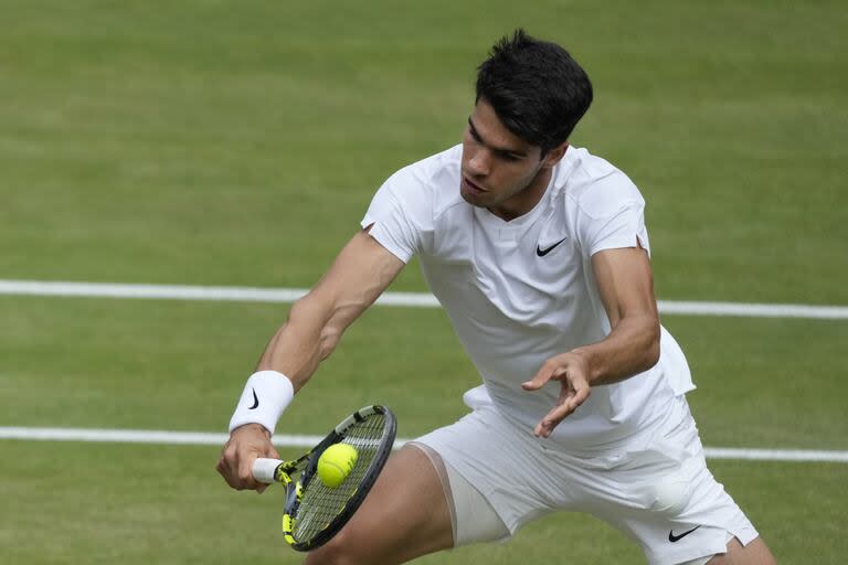 Carlos Alcaraz y su volea ante Djokovic