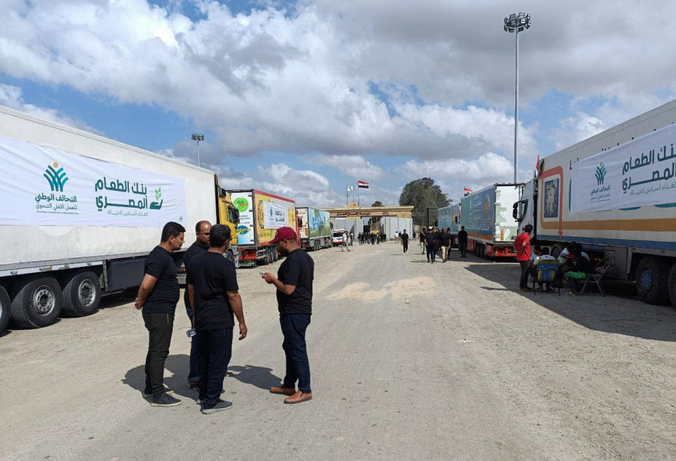 為巴勒斯坦人提供人道主義援助的卡車18日等待埃及拉法過境點重新開放，進入加薩。（路透社）