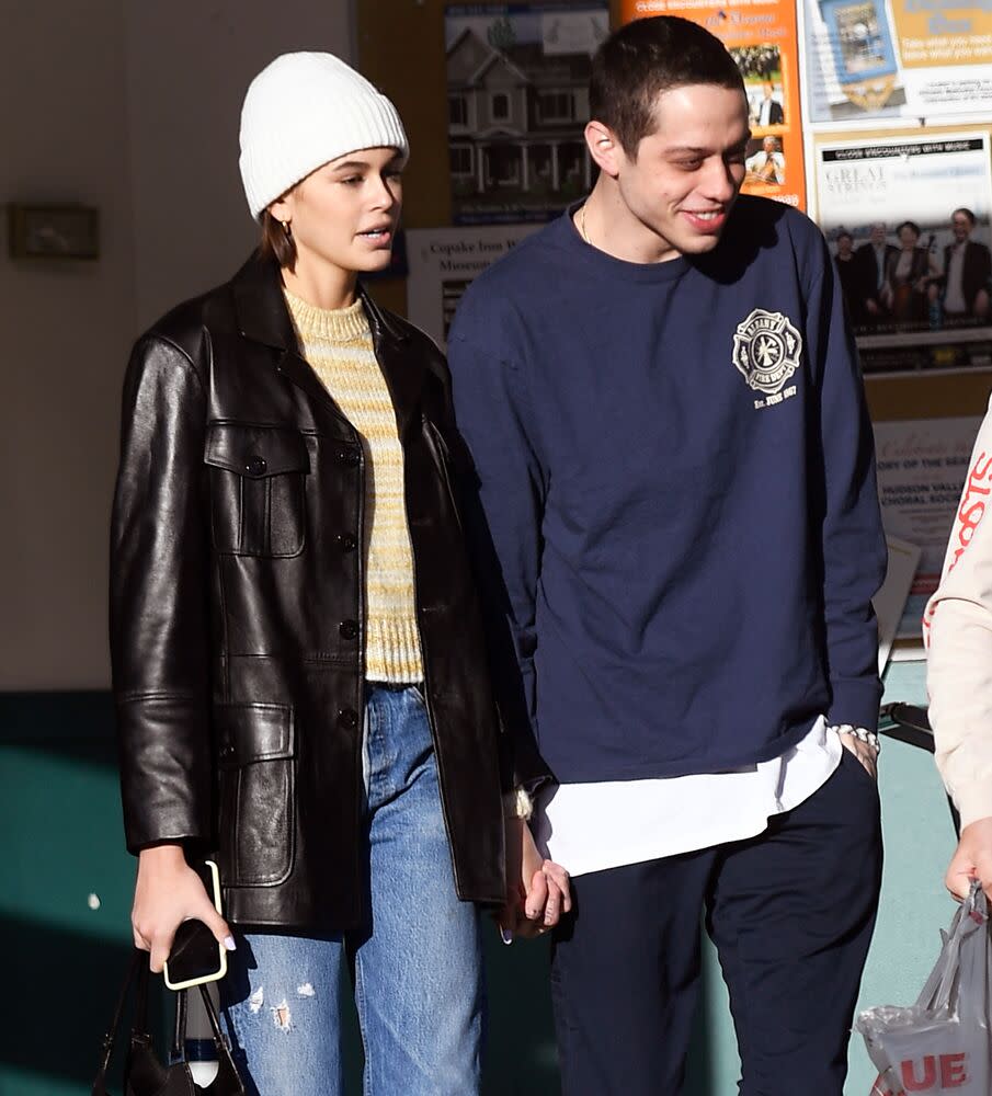 Pete Davidson and Kaia Gerber Holds Hands Outside Grocery Store During