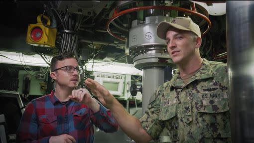 美國海軍邀請知名YouTuber體驗海軍生活。（圖／翻攝自YouTube）