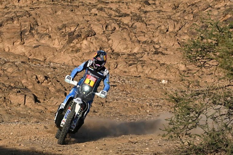 Luciano Benavides (Husqvarna) finalizó segundo la séptima etapa del Rally Dakar; el salteño, campeón mundial de rally-raid, aventajó a su hermano Kevin (KTM), que fue penalizado con tres minutos