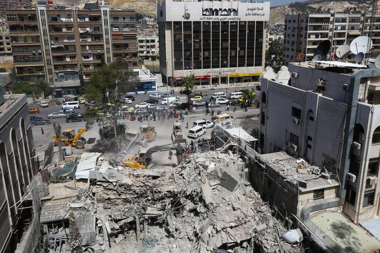 Los trabajadores de rescate buscan entre los escombros de un edificio anexo a la embajada iraní un día después de un ataque aéreo en Damasco el 2 de abril de 2024.