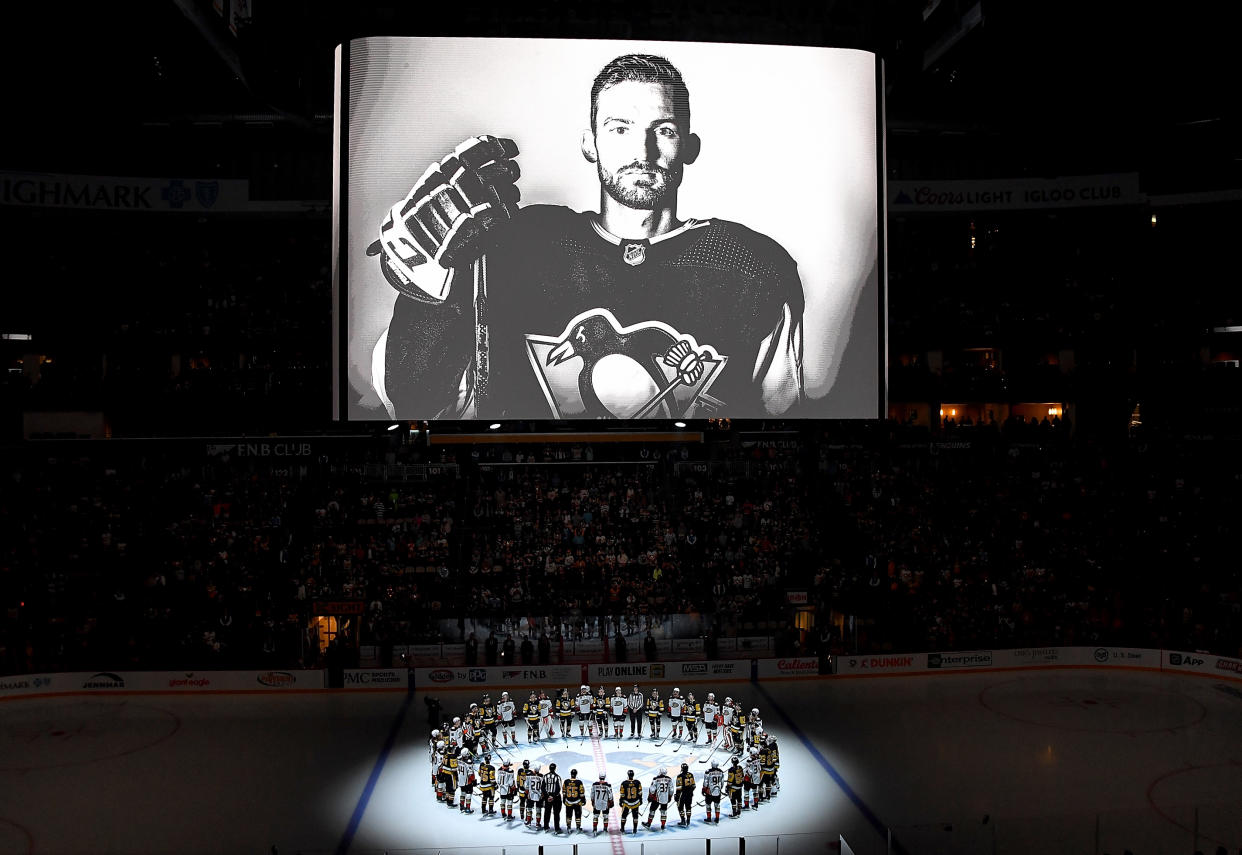 Adam Johnson falleció durante un duelo de hockey sobre hielo en Inglaterra. (Photo by Joe Sargent/NHLI via Getty Images)