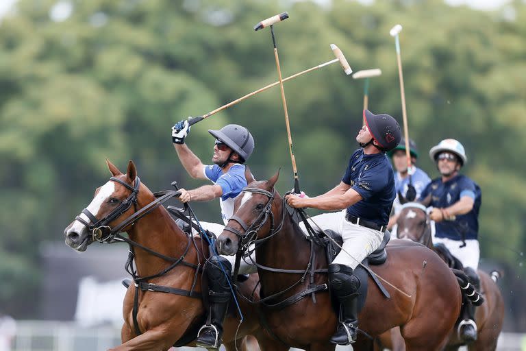 Facundo Pieres, que hizo 9 goles (6 de bocha viva), reconoció la monumental producción del crack de La Dolfina: "Jugaste un partidazo impresionante", halagó a Cambiaso pocos segundos después del final.