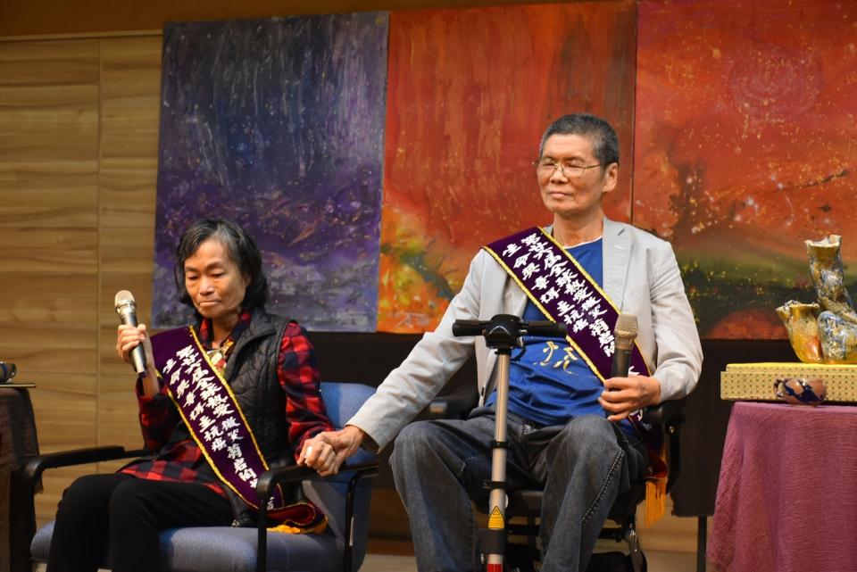 蔡正勝(右)與劉玲溫在台上握手分享抗癌心歷程。&nbsp;&nbsp;&nbsp;圖:孫家銘攝