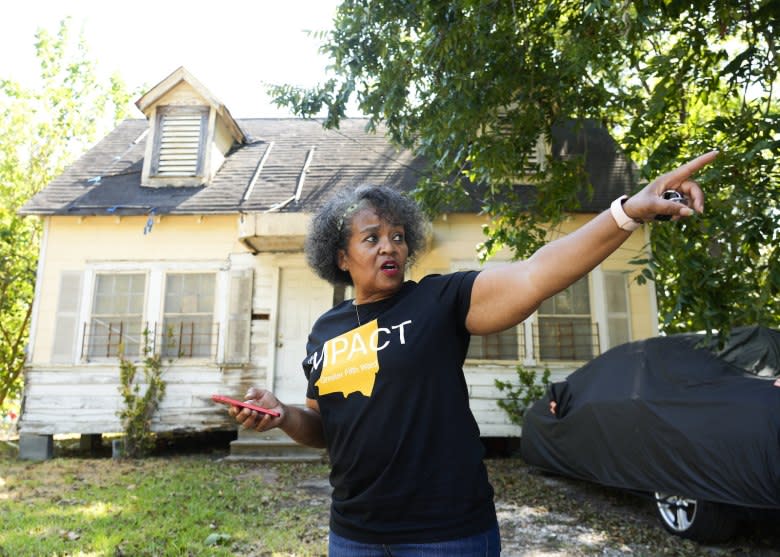 Fifth Ward resident Leisa Glenn, whose family home is across from the former Southern Pacific rail yard, lists off the people in her childhood neighborhood who have died of cancer. (Jason Fochtman/Houston Chronicle via Getty Images)